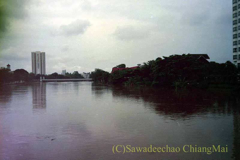 1994年の大洪水寸前のピン川とナワラット橋