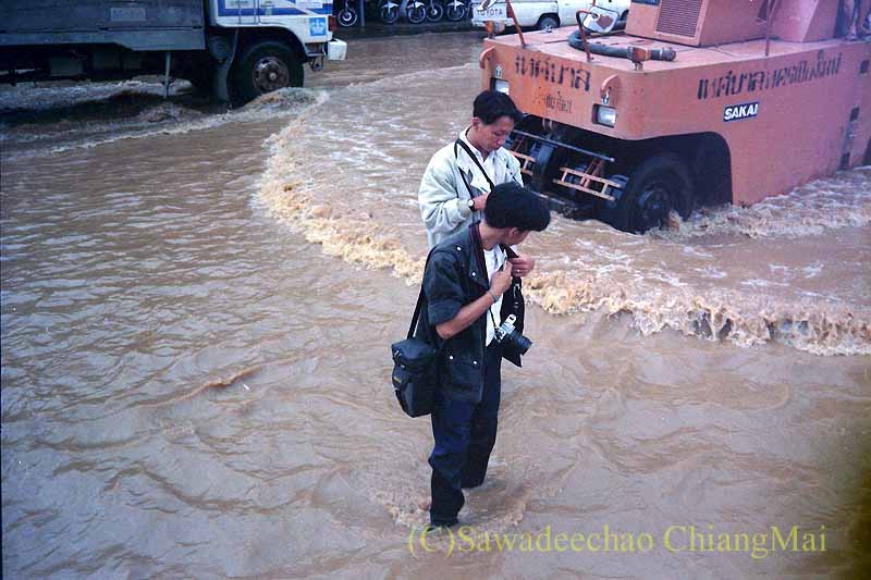 1994年の大洪水のチェンマイ市内を取材中の記者