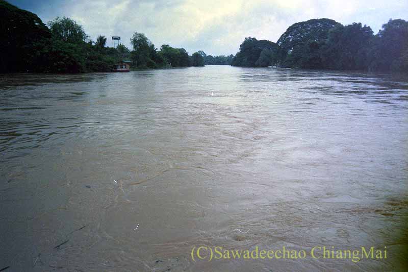 1994年の大洪水寸前のピン川の流れ