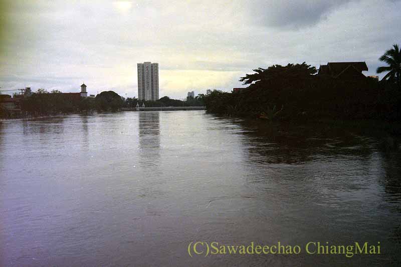 1994年の大洪水寸前のピン川とナワラット橋