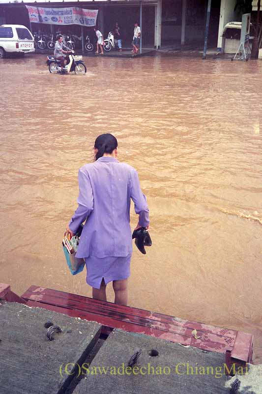 1994年の大洪水のチェンマイ市内を歩くOL