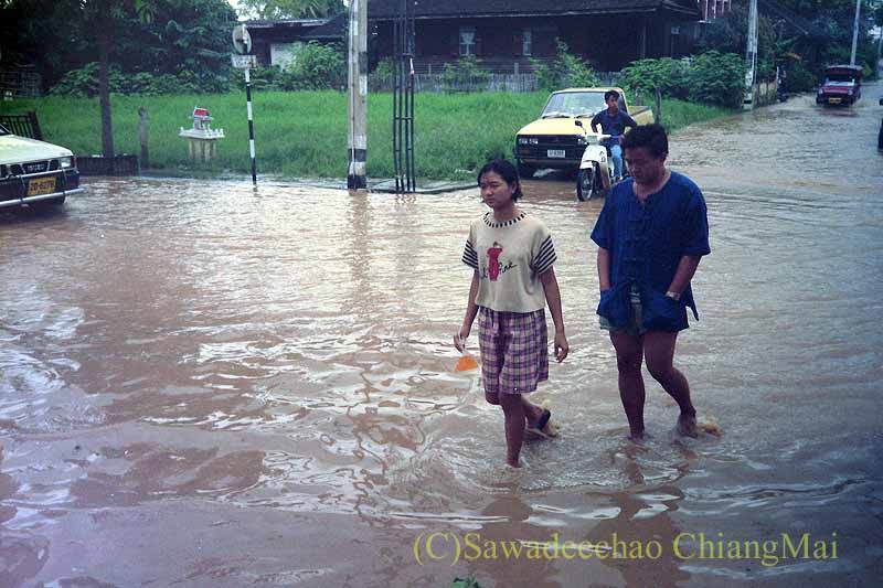 1994年の大洪水のチェンマイ市内を歩く親子