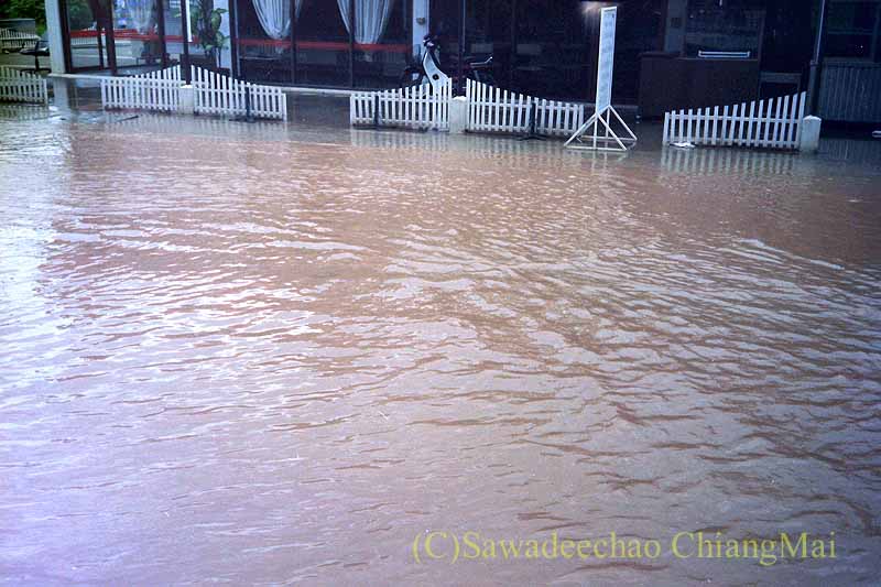 1994年の大洪水の時のチャルンプラテート通り