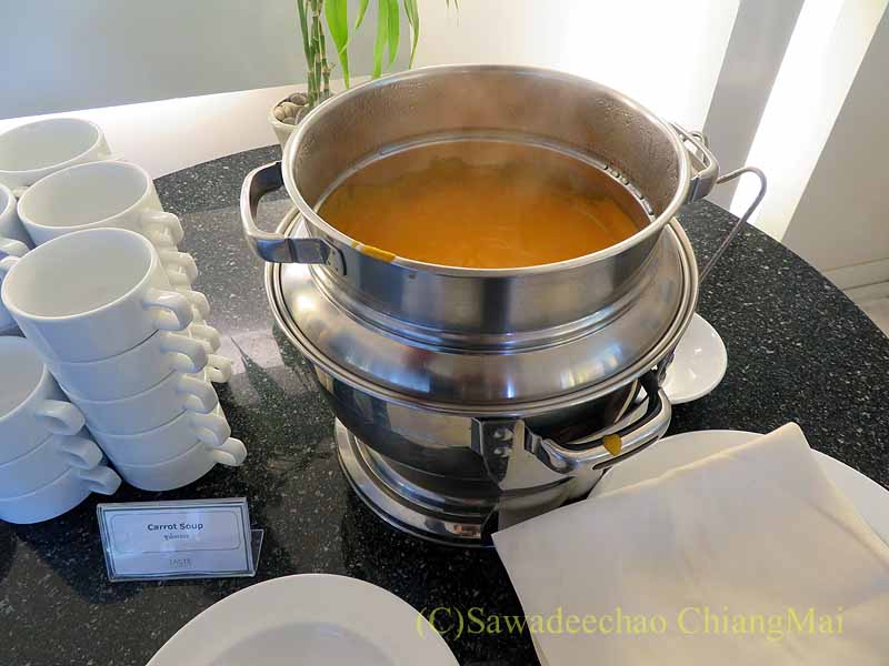 バンコクのアットイーズサラデーンのスープ