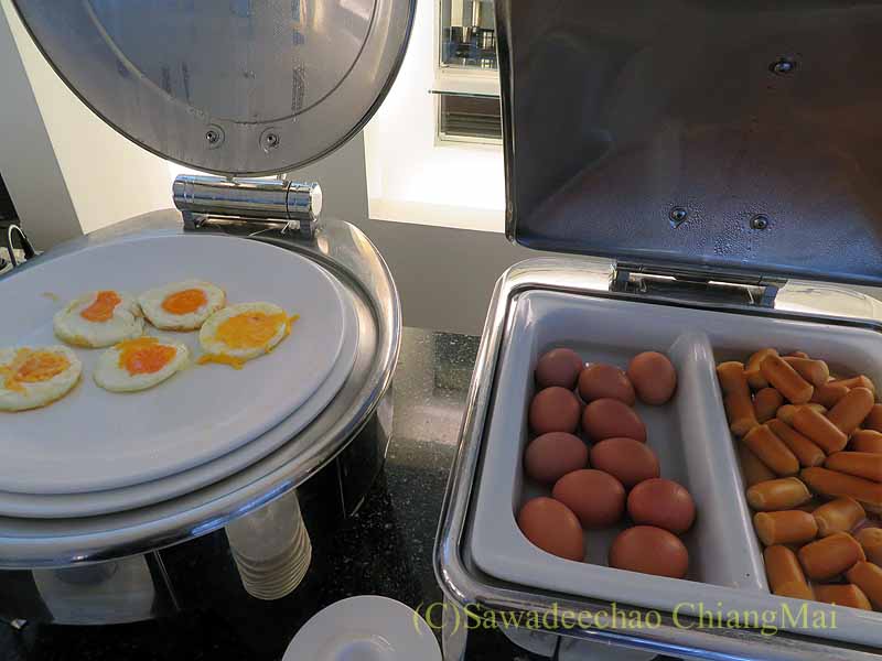 バンコクのアットイーズサラデーンの卵料理
