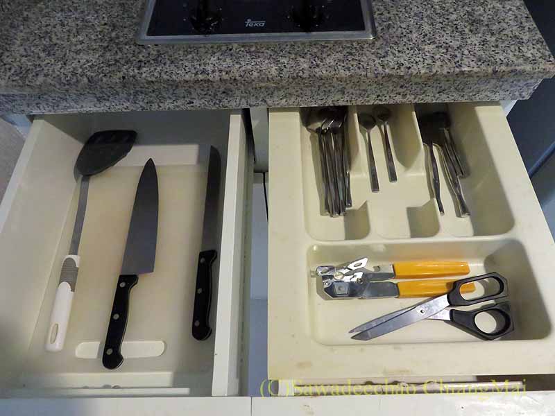 バンコクのアットイーズサラデーンのデラックスルームの調理器具