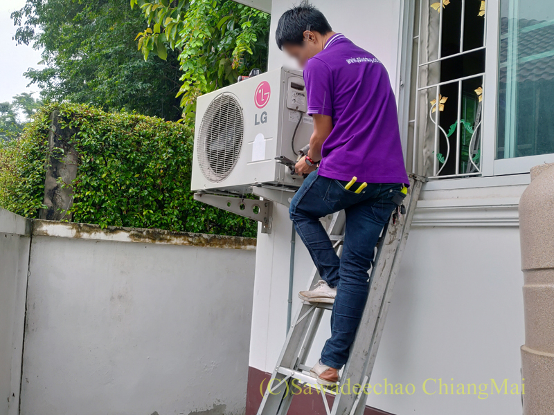 チェンマイの自宅のエアコン室外機の取り外し工事