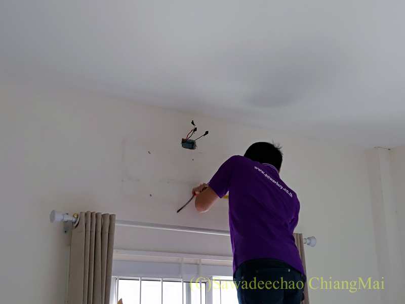 チェンマイの自宅のエアコン室内機の配線取り外し工事