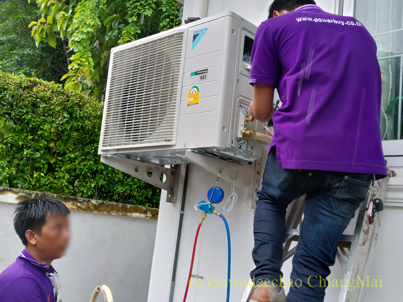 チェンマイの自宅の新しいエアコン室外機の接続工事
