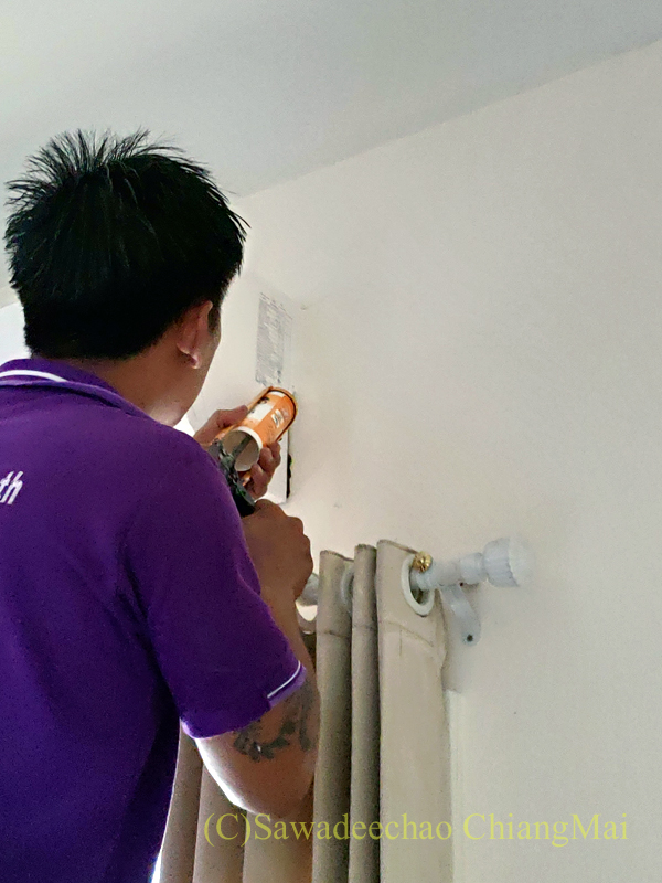 チェンマイの自宅のエアコン室内機の取り付け工事