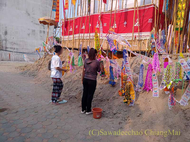 チェンマイの寺院ワットチェットリンの砂の仏塔へお詣り