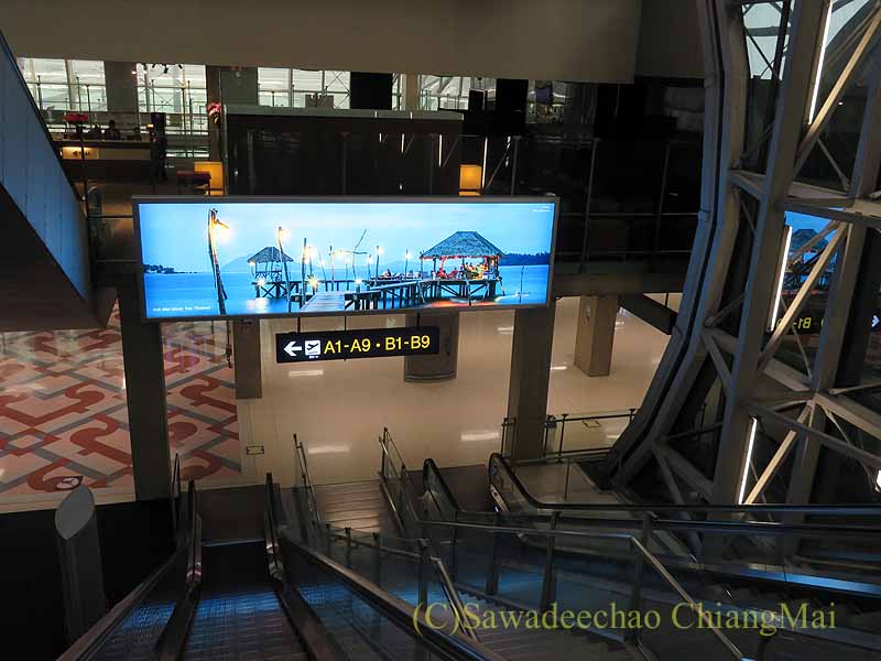 スワンナプーム空港国内線ターミナルのエスカレーター