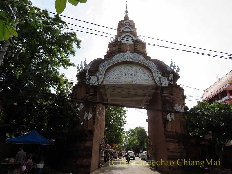 チェンマイの寺院ワットチャイモンコンの楼門