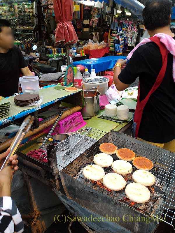 メーサーイのナーイブンユン市場の焼きおにぎり屋