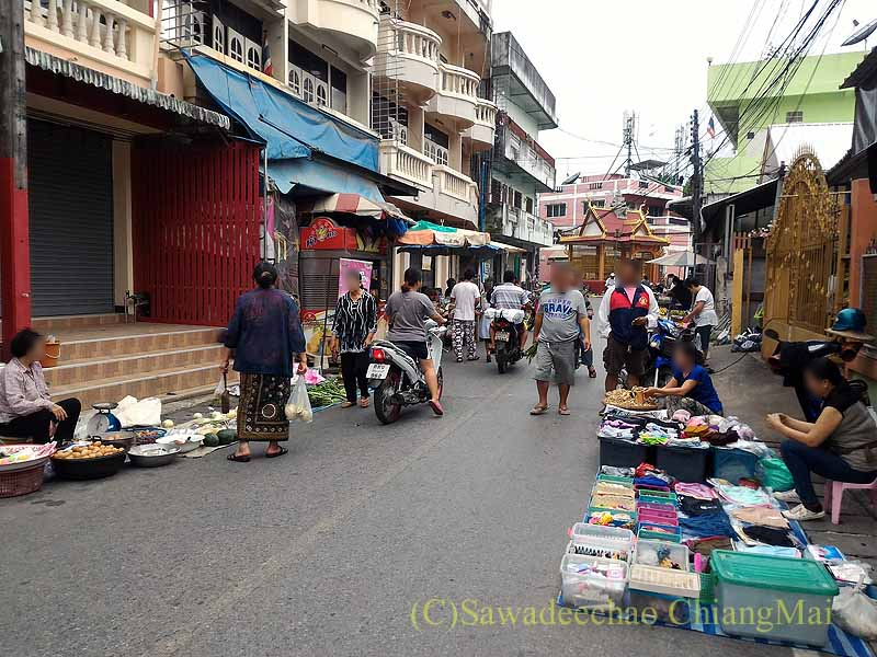 タイのメーサーイの市の守護柱の朝市概観