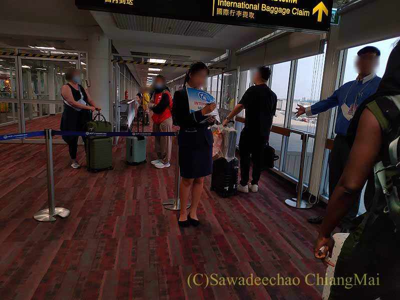 チェンマイ空港の降機すぐ後の搭乗客の振り分け