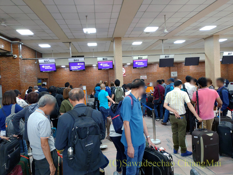 トリブバン空港でのタイ国際航空のチェックイン