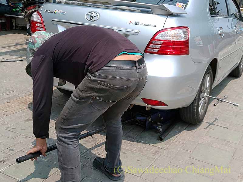 チェンマイの自動車パンク修理でタイヤをはずす