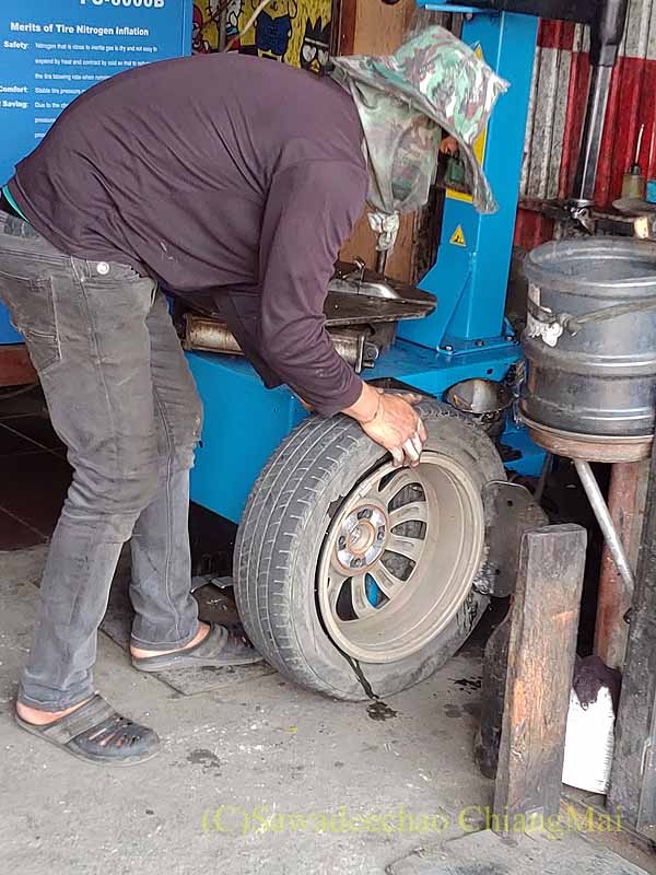 チェンマイの自動車修理店のパンクしたタイヤ