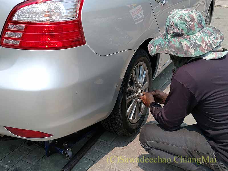 チェンマイの自動車のタイヤパンク修理