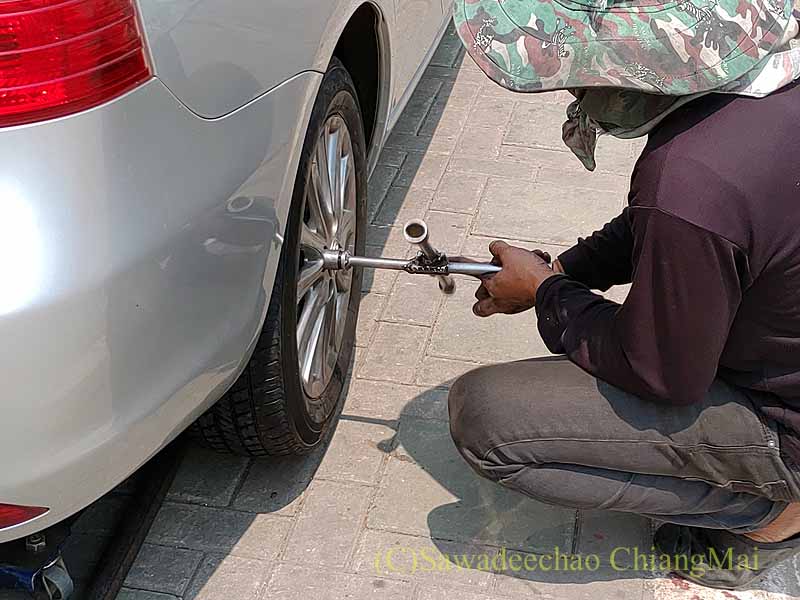 チェンマイでパンク修理したタイヤを車体に取り付ける