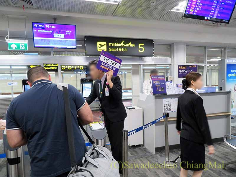 チェンマイ空港のタイ航空国内線の搭乗風景