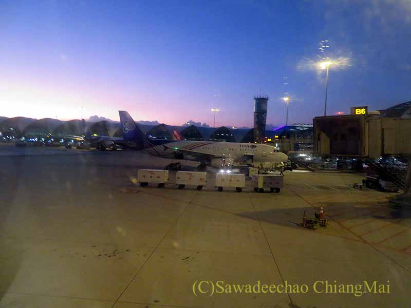 夕暮れのスワンナプーム空港国内線ターミナル