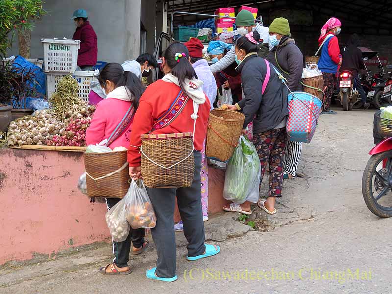 タイ最北部の村メーサローンの山岳民族朝市