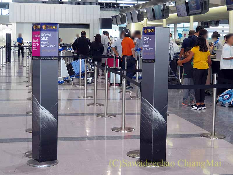 成田空港のタイ航空ビジネスクラスチェックイン入口