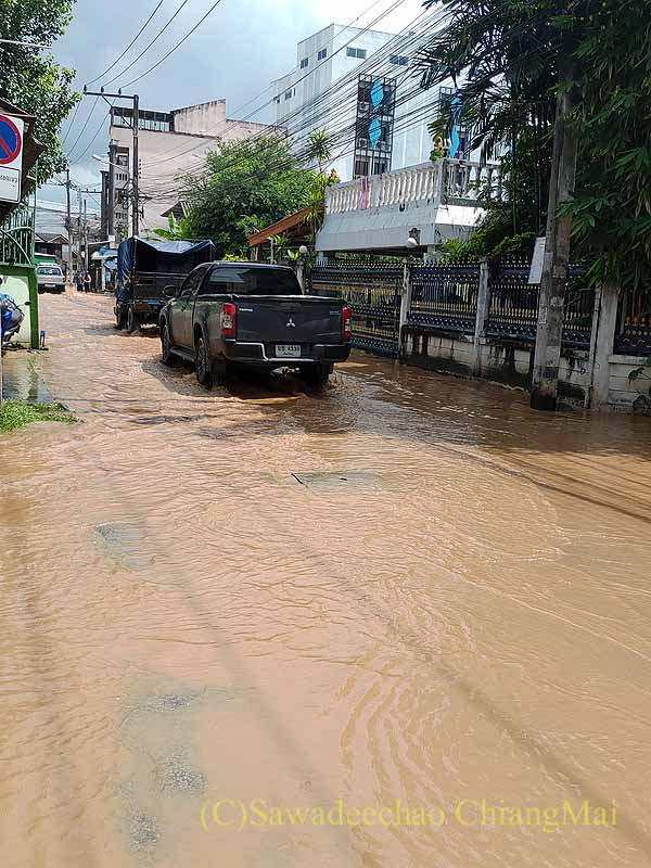 2024年10月のチェンマイ大洪水のバムルンラート通りの路地