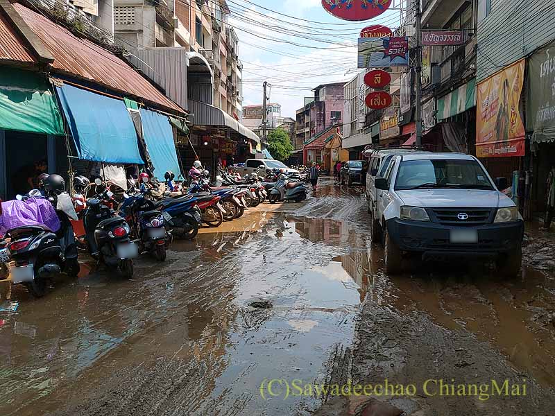 2024年10月のチェンマイ大洪水のワローロット市場の路地