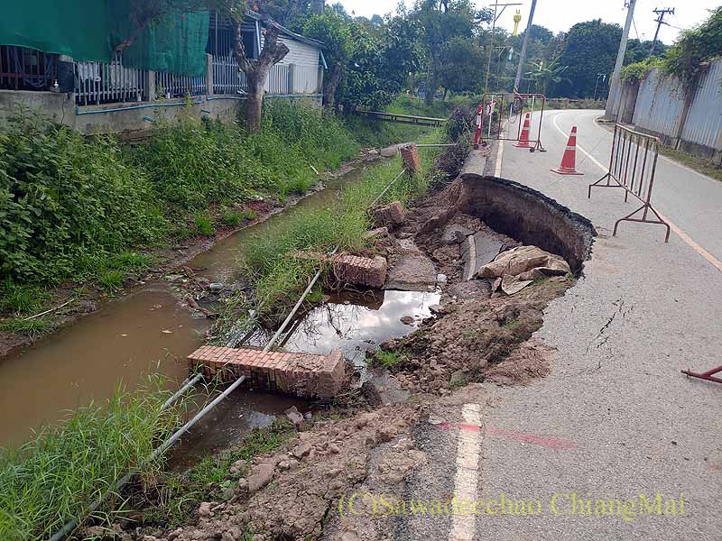 2024年10月のチェンマイ大洪水の路肩が崩れた道路