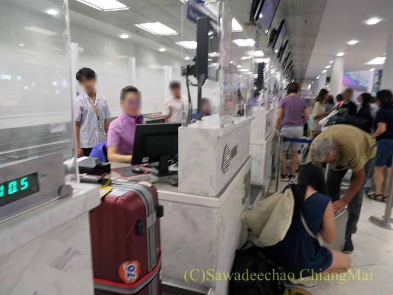 チェンマイ空港国内線のチェックインカウンター