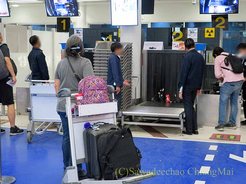 チェンマイ空港国内線の預け入れ荷物検査場