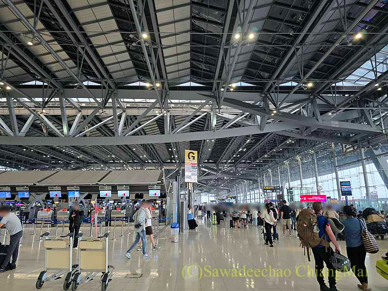 朝のスワンナプーム空港出発ロビー