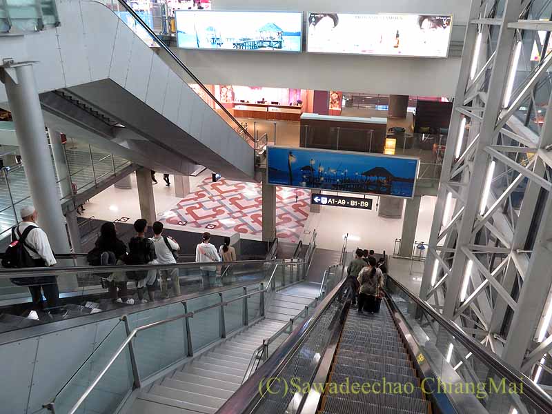 スワンナプーム空港の国内線ターミナルのエスカレーター