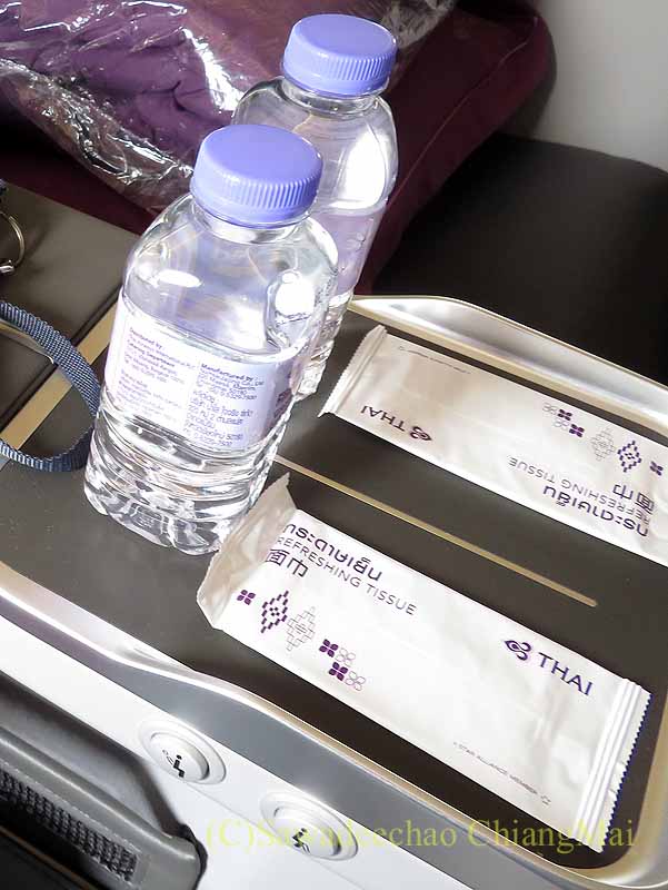 タイ航空TG104便のビジネスクラスの水とおしぼり