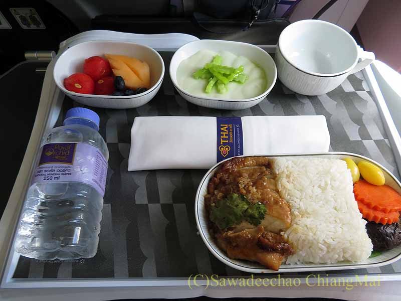 タイ航空TG104便のビジネスクラスで出た機内食全景