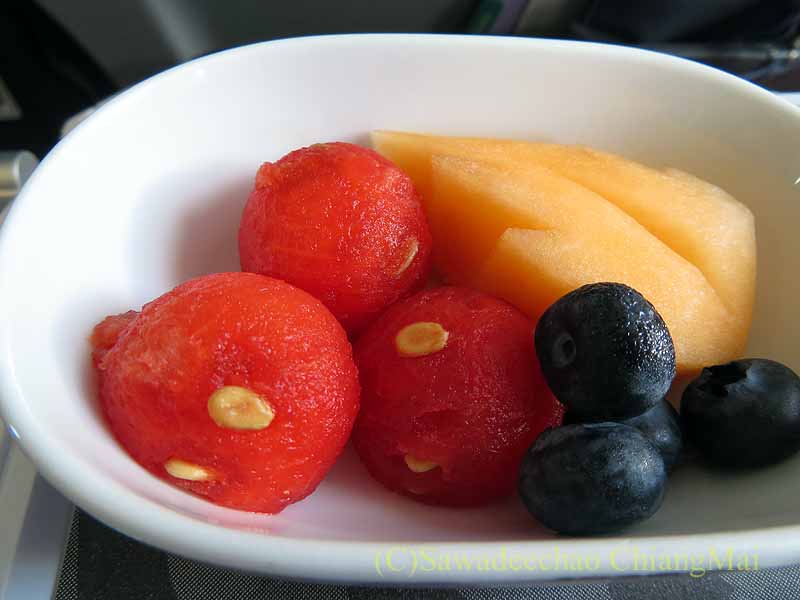 タイ航空TG104便のビジネスクラスで出た機内食のフルーツ
