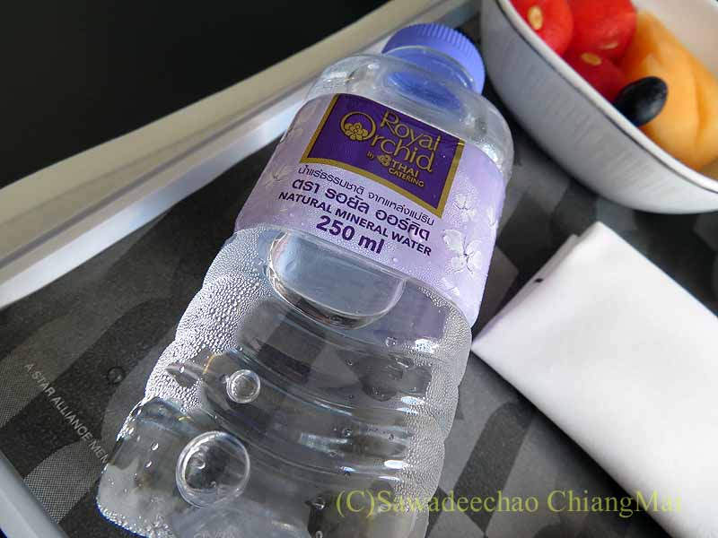 タイ航空TG104便のビジネスクラスで出た機内食の飲料水
