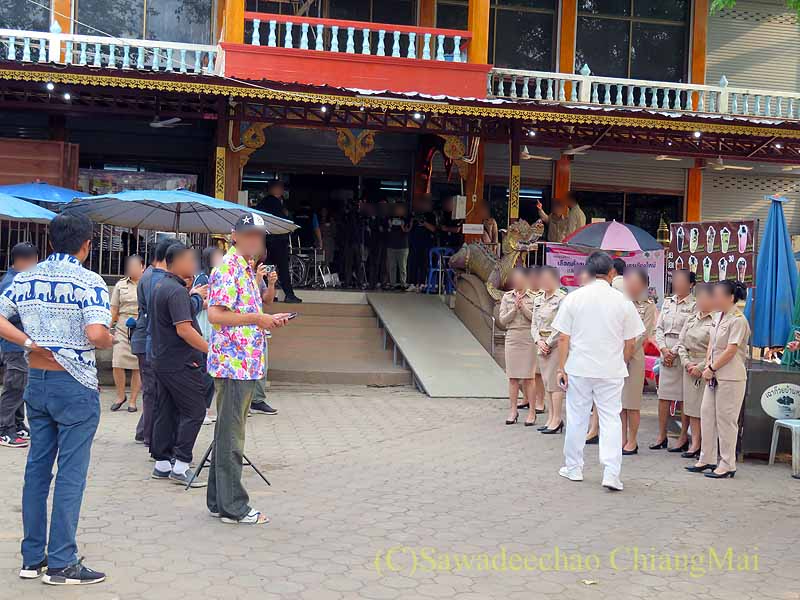 チェンマイの寺院ワットチャイモンコンの投票所
