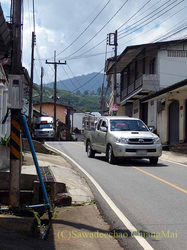 チェンマイ県最北部の国民党村バーンヤーンの道路