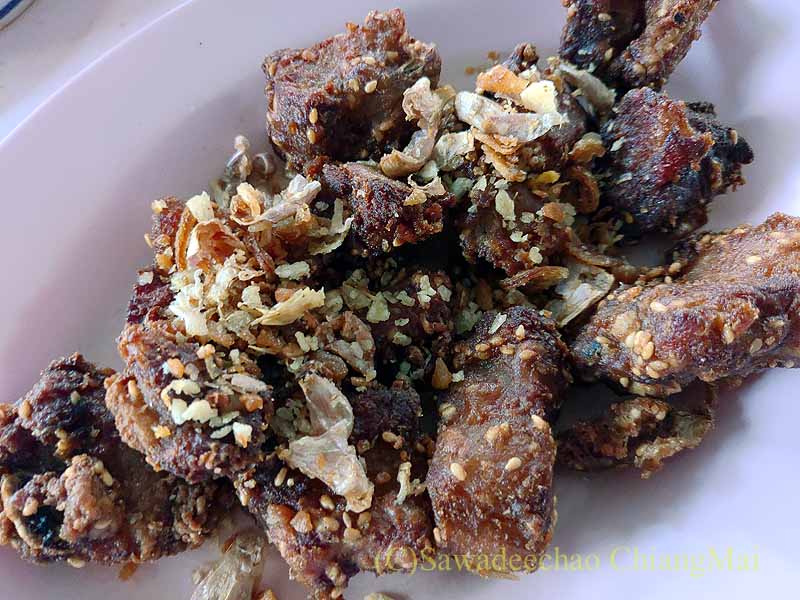 チェンマイの大衆中華ティパロット(味露飯店)の牛肉一夜干し揚げ