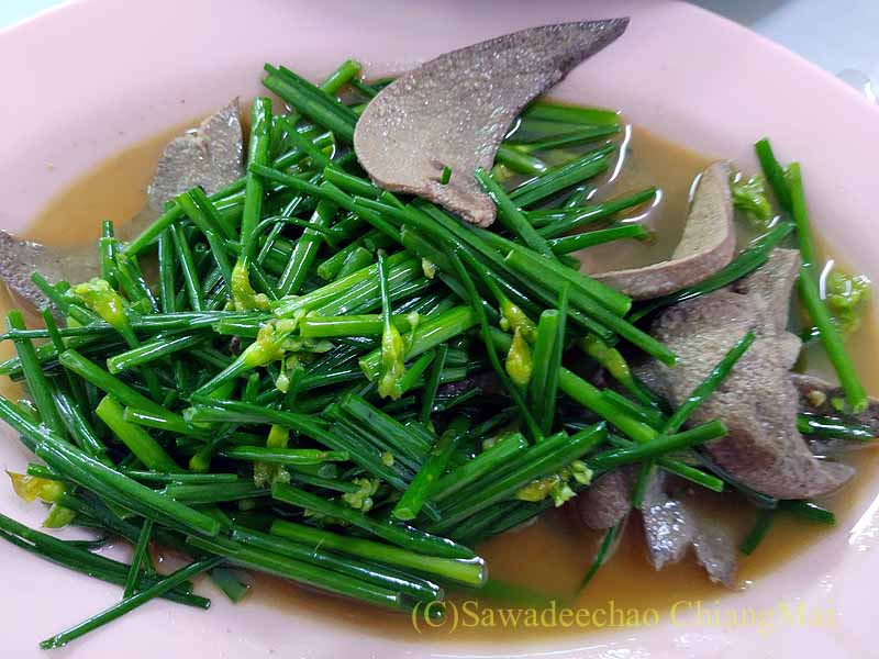 チェンマイの大衆中華ティパロット(味露飯店)のニラの芽の炒めもの