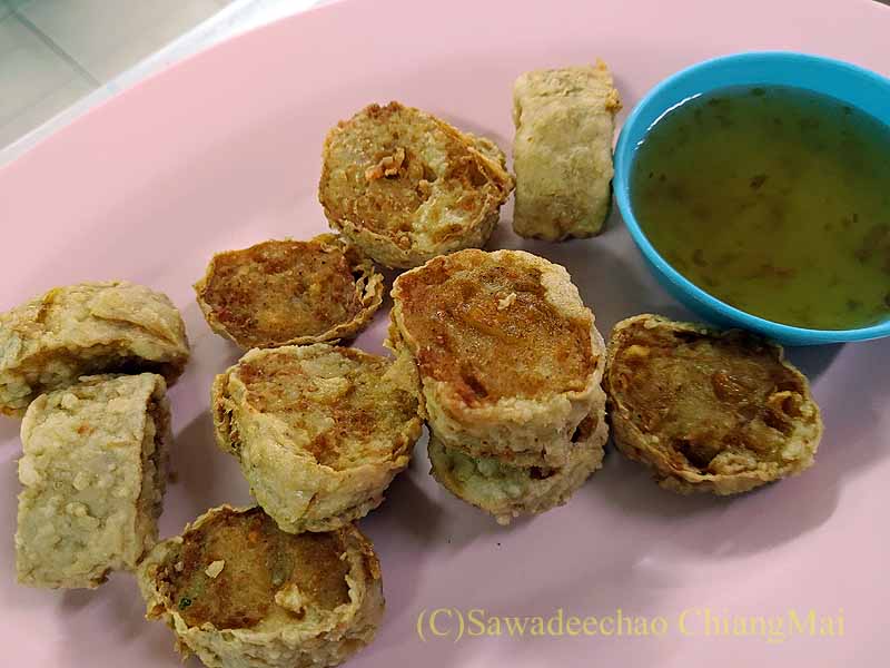 チェンマイの大衆中華ティパロット(味露飯店)のカニ肉の湯葉巻き揚げ