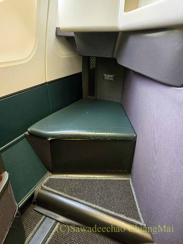 キャセイ航空CX700便のビジネスクラスのフットレスト