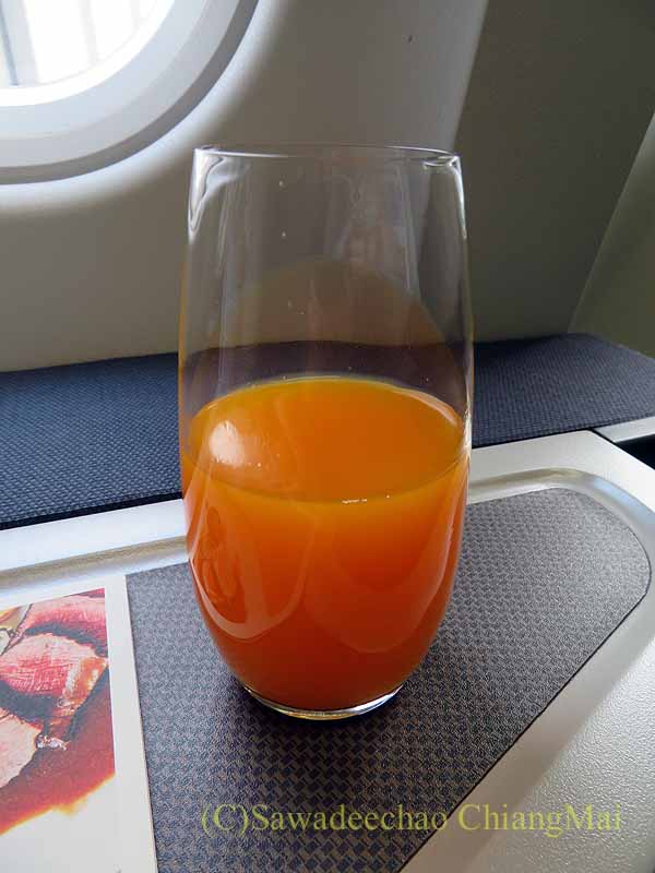 キャセイ航空CX700便のビジネスクラスで出たジュース