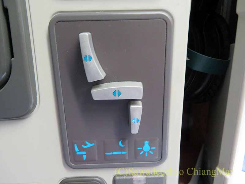 キャセイ航空CX700便のビジネスクラスのシートコントローラー