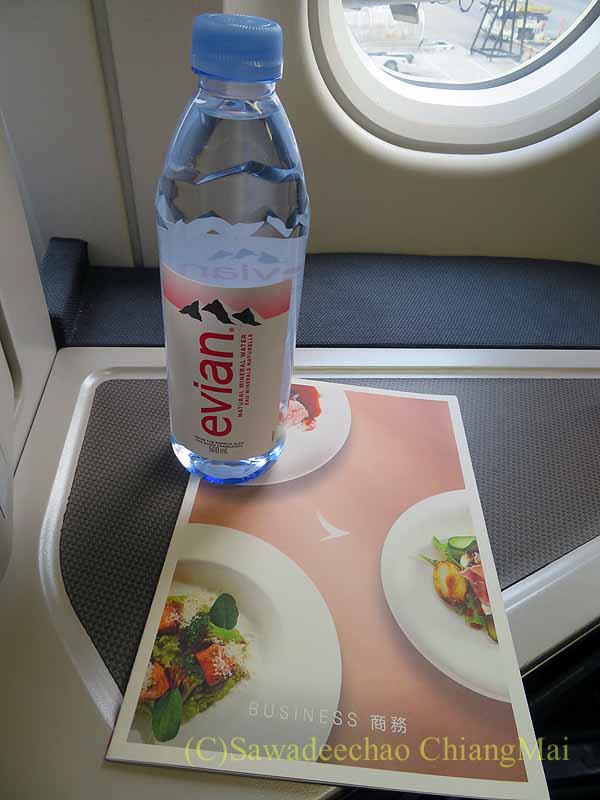 キャセイ航空CX700便のビジネスクラスのメニューと飲料水