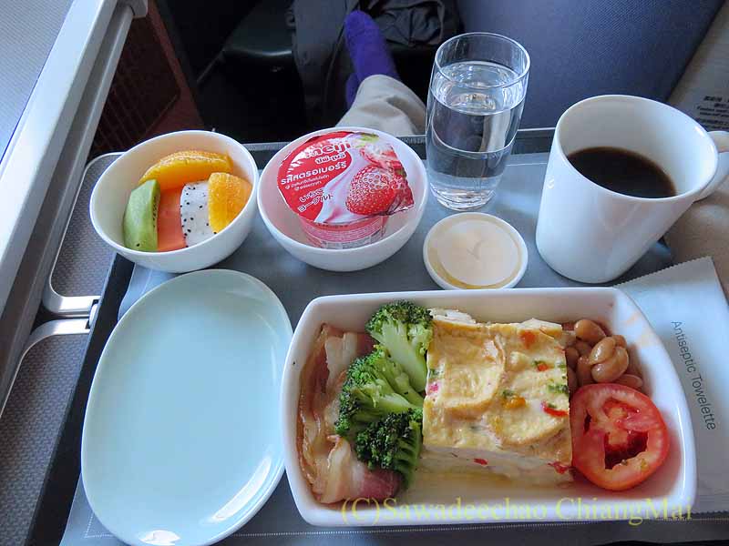 キャセイ航空CX700便のビジネスクラスで出た機内食全景